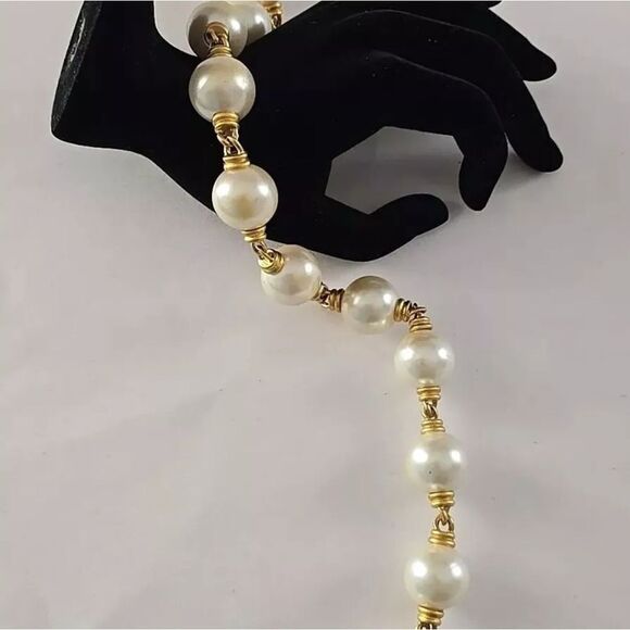 Anne Klein Large Faux Pearl Gold Tone Necklace 17.5” EUC - Picture 5 of 7